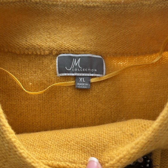 Beautiful snap shawl like sweater with snap closure. - Picture 5 of 8